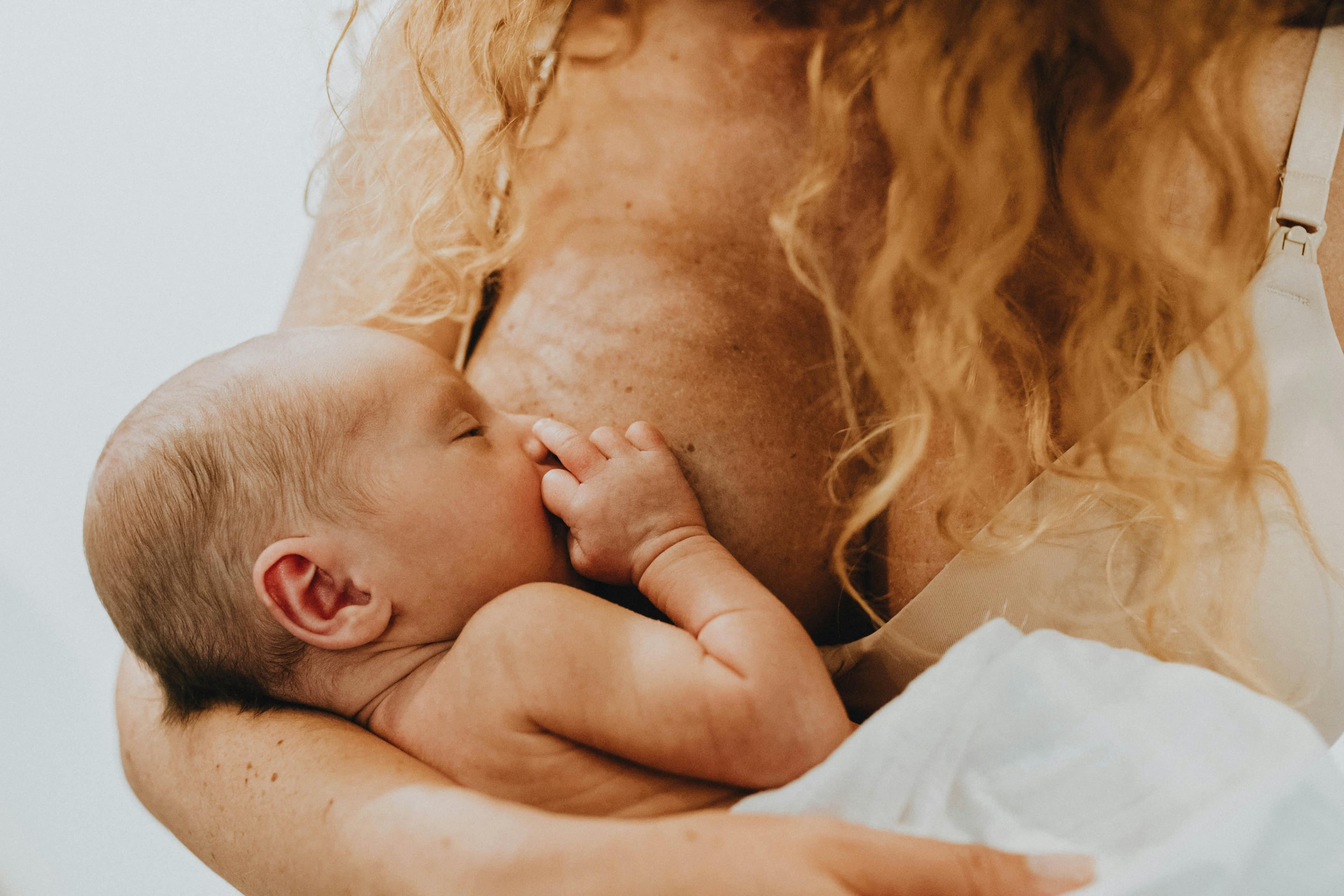 Mamá sosteniendo a su bebé recién nacido